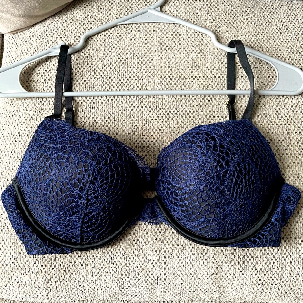 Victoria’s Secret 34C navy/black lace bra